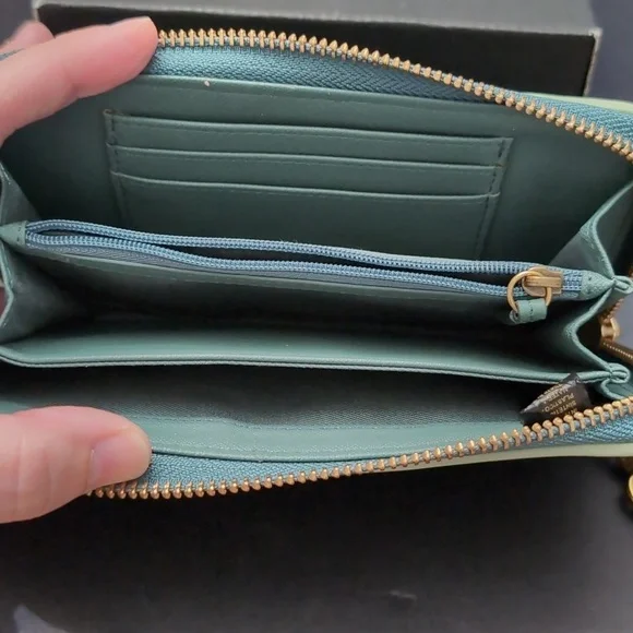 Fossil  Green All-around Zippered Wallet/Wristlet. - Picture 4 of 7